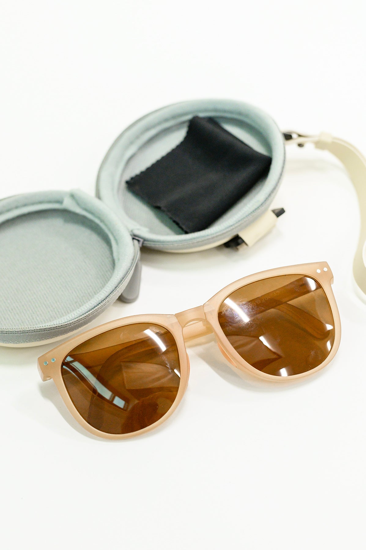 Collapsible Girlfriend Sunnies & Case in Tan