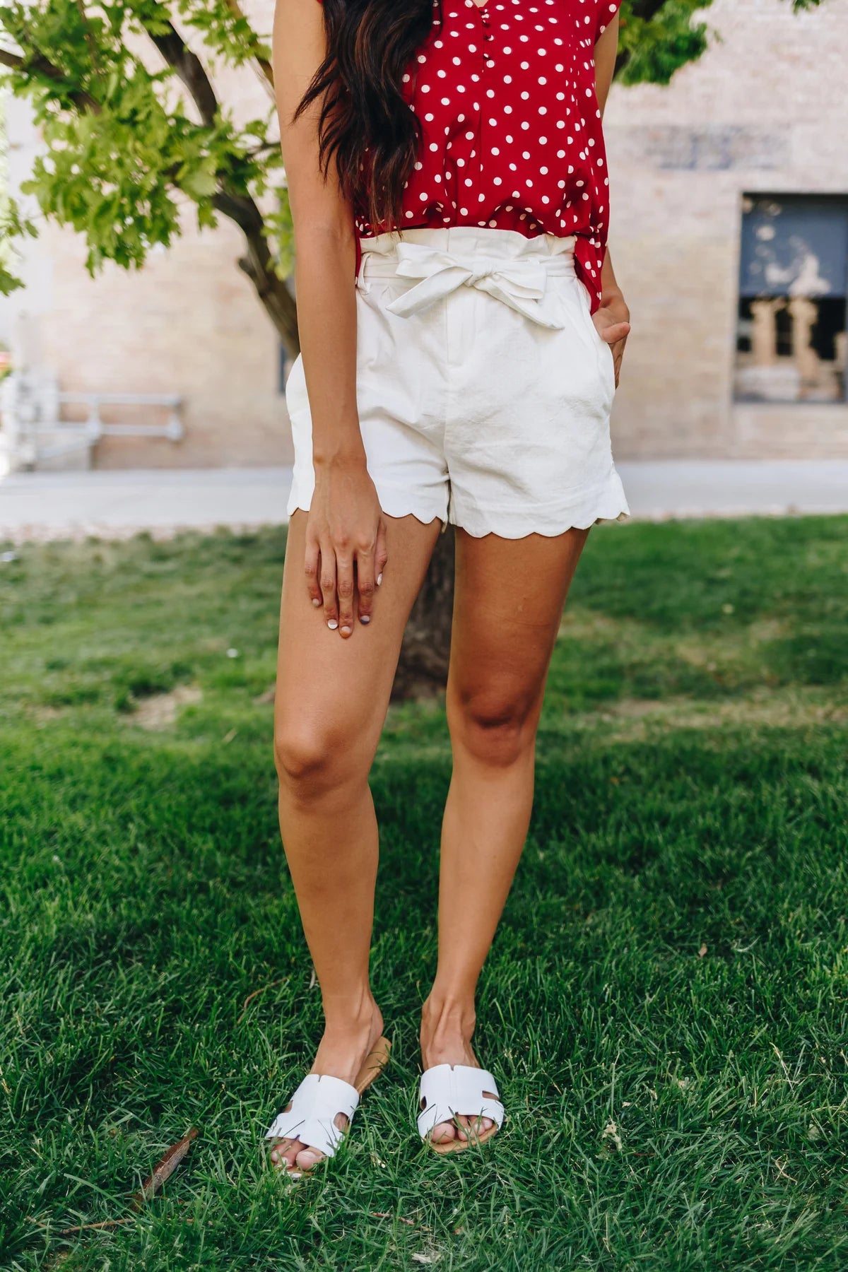 Amber Scalloped Hem Shorts In White