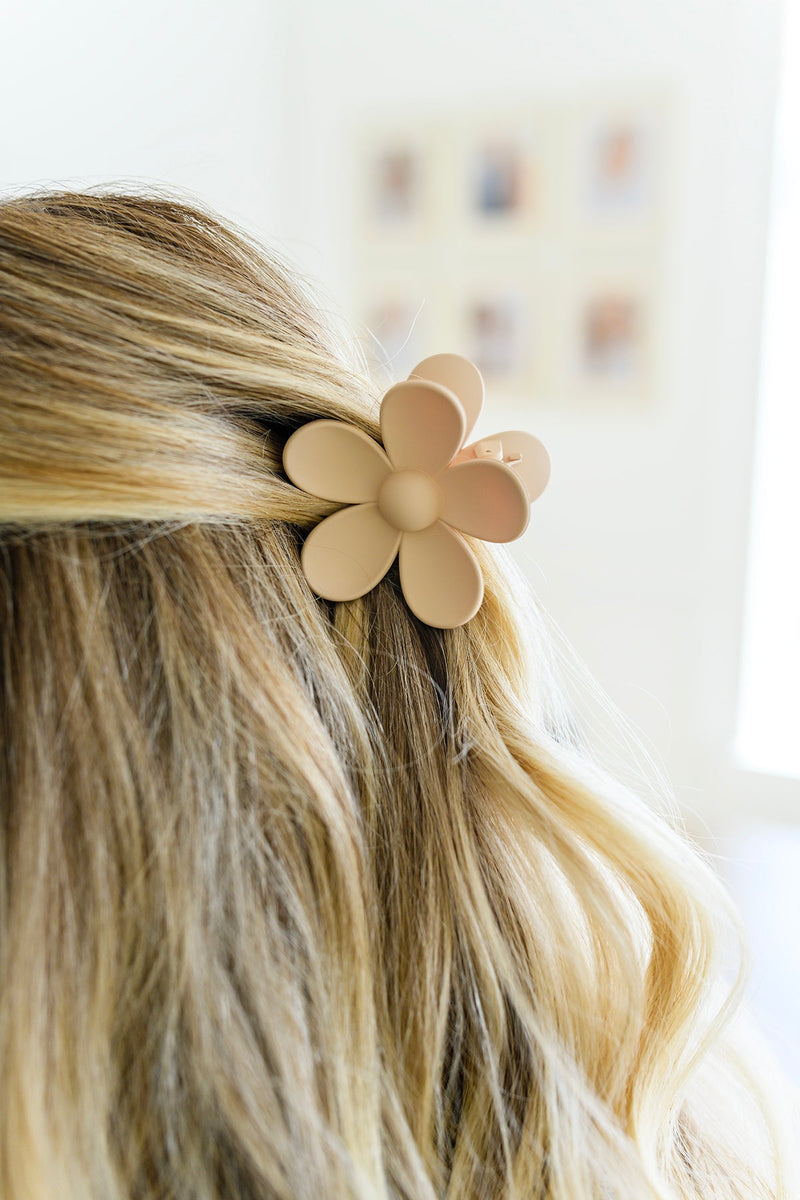 Daisy Claw in Taupe