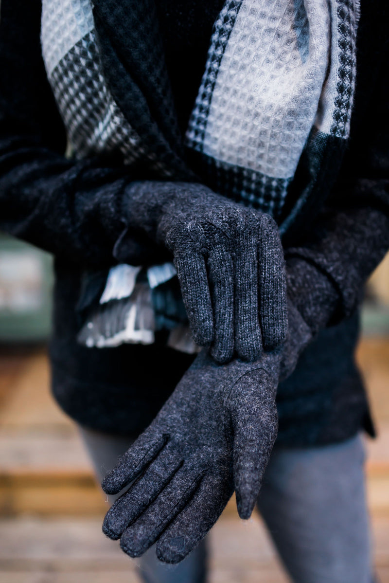 Charcoal Cable Knit Gloves