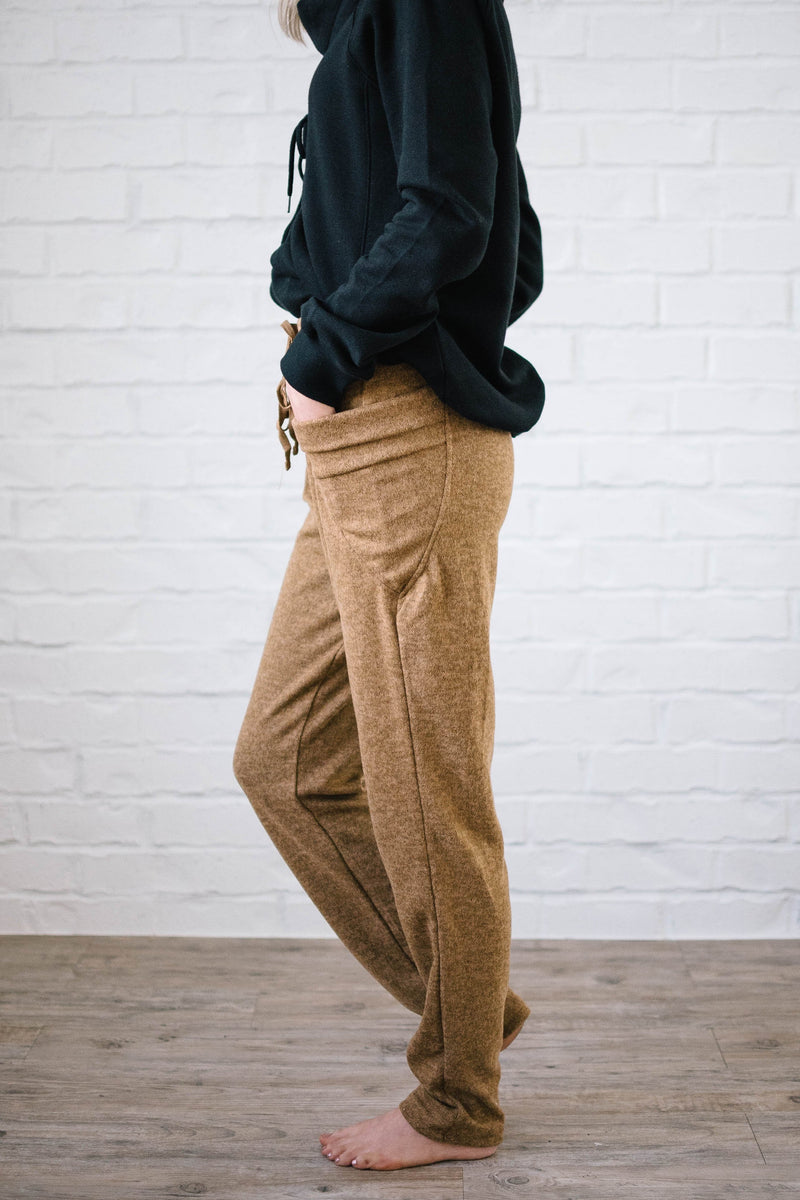 Cozy Joggers with Side Pockets in Camel