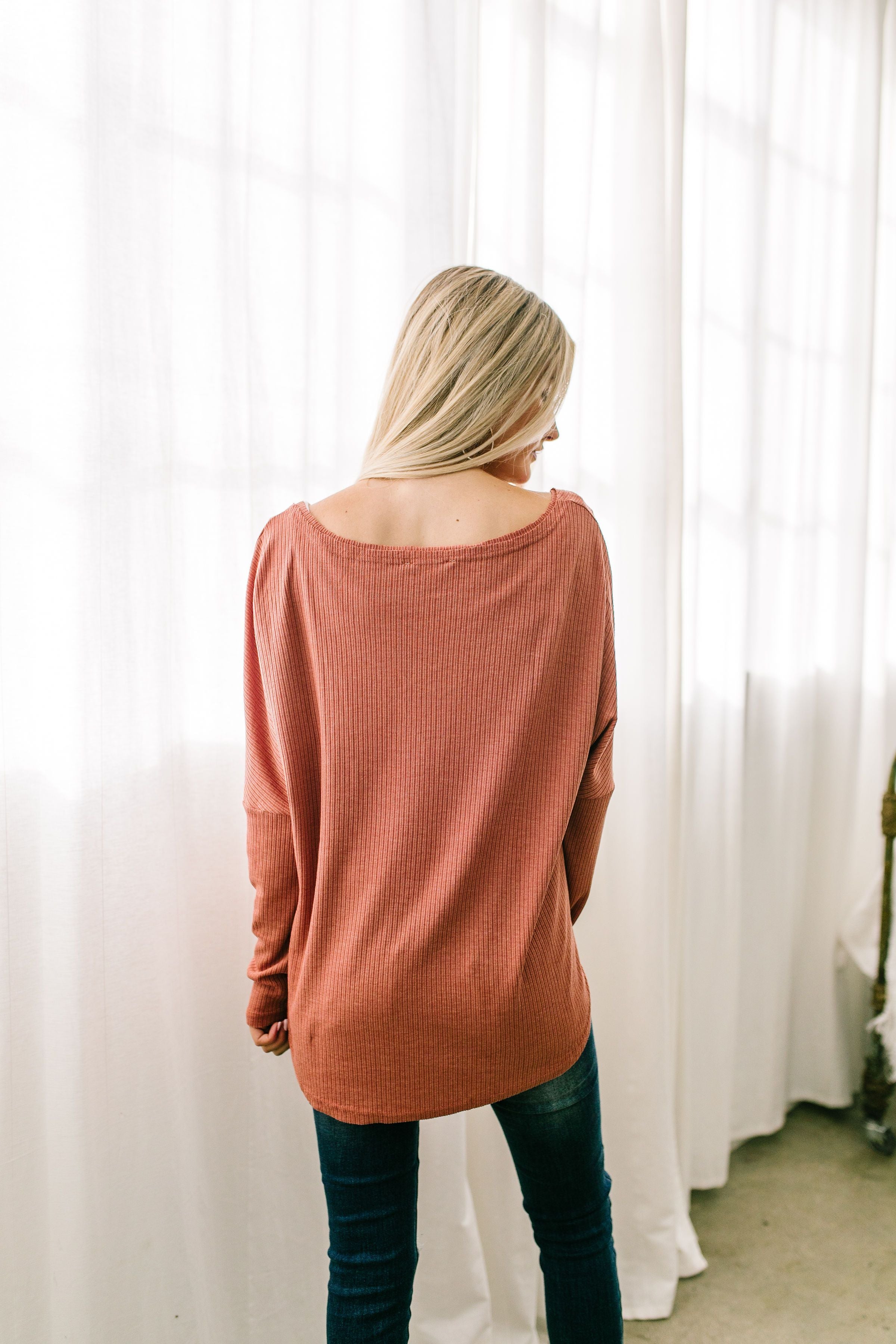 Ridley Ribbed Knit V-Neck Top In Pale Pumpkin - ALL SALES FINAL
